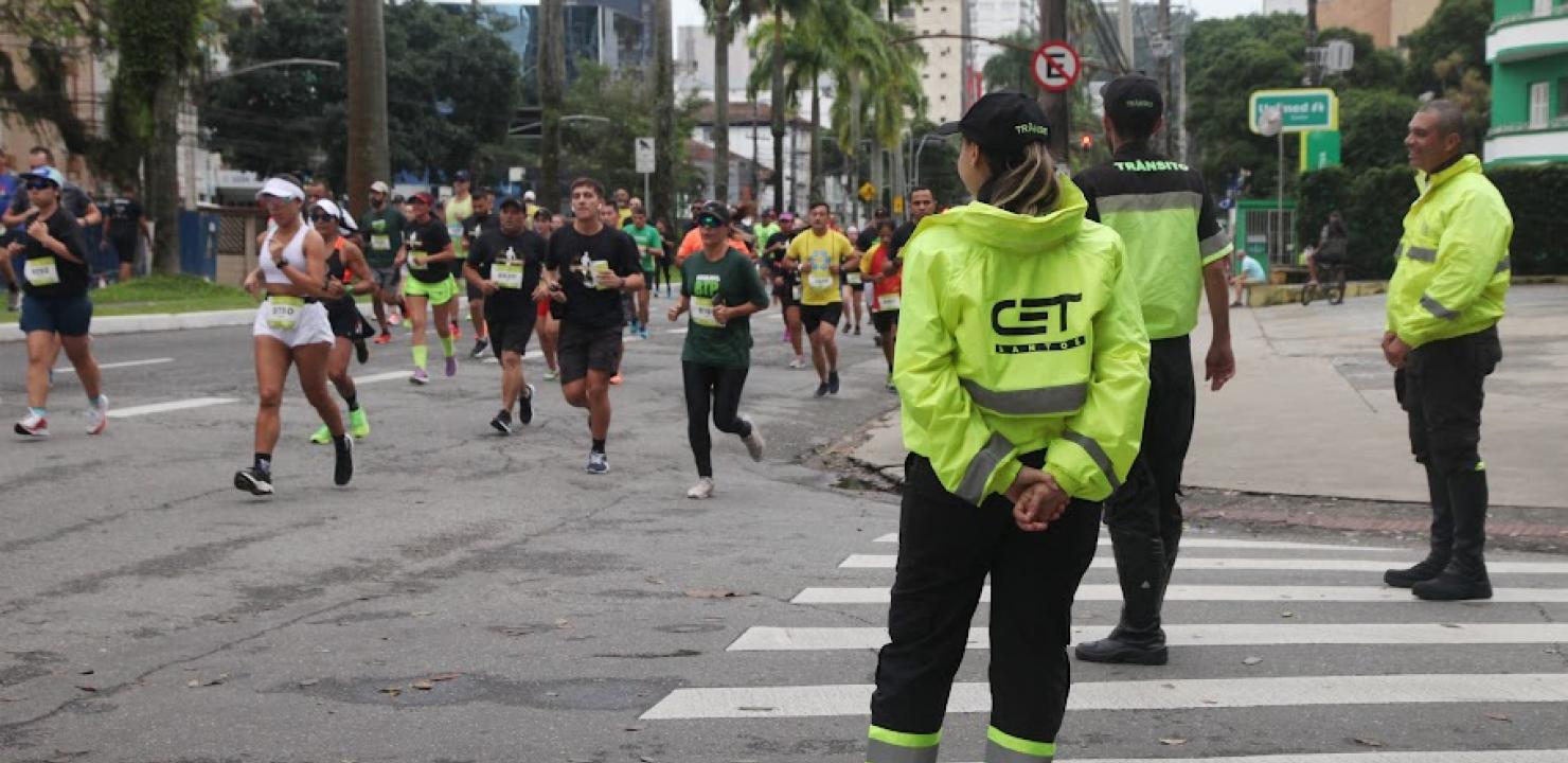 Em treinamento, novos agentes de trânsito de Santos vivenciam práticas em evento esportivo