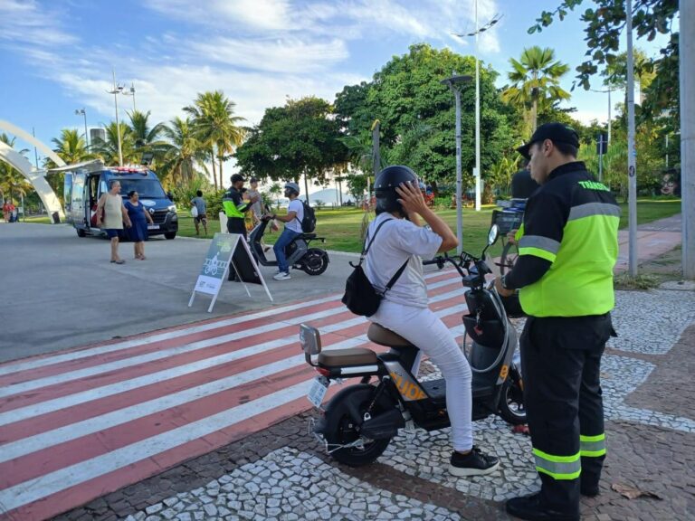 Operação educativa diária orienta sobre uso de ciclovia em Santos