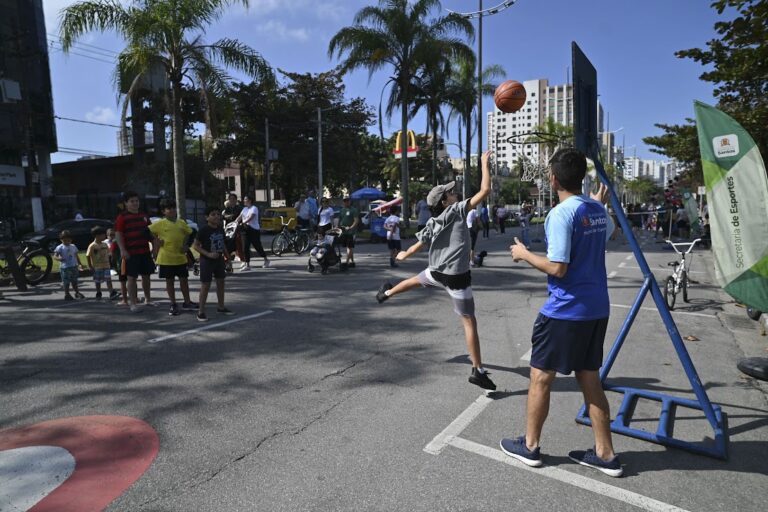 Domingo tem mais espaço de lazer na avenida da praia de Santos com o ‘Vem pra Orla’