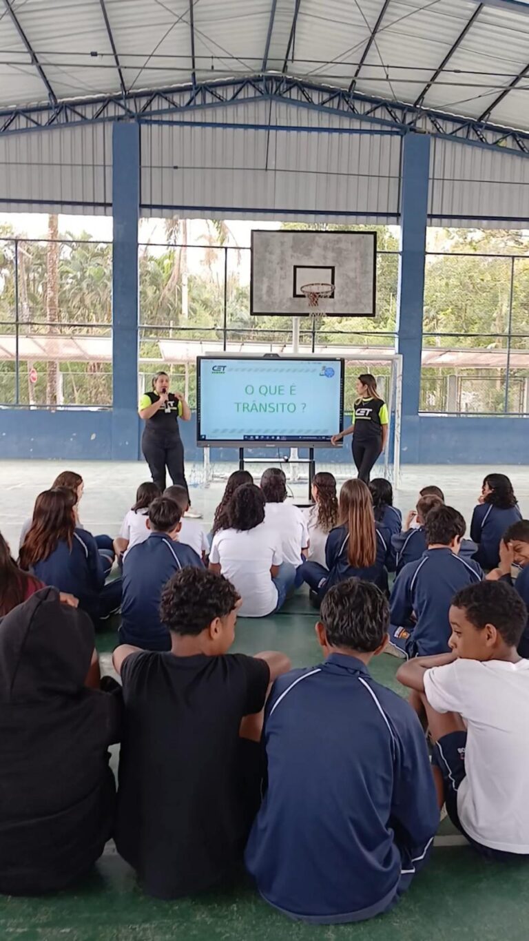 Alunos de escola na Área Continental de Santos aprendem sobre segurança no trânsito