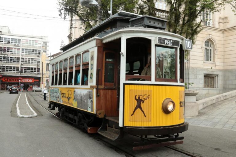 Bonde Pelé celebra 85 anos de nascimento do Rei com passeios no Centro de Santos