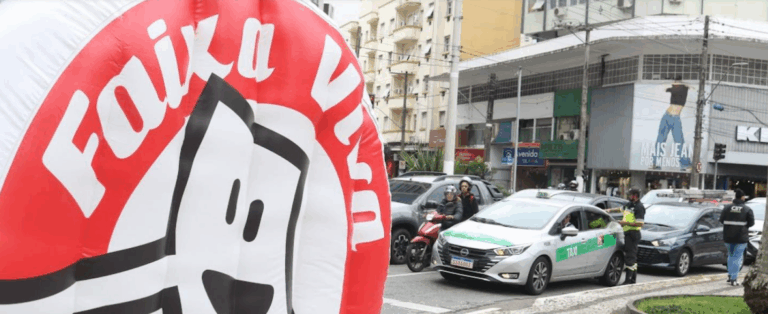 Campanha Faixa Viva já adesivou mais de 2,5 mil veículos em Santos