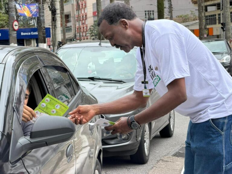 Campanha Faixa Viva adesiva quase 5,2 mil veículos em Santos