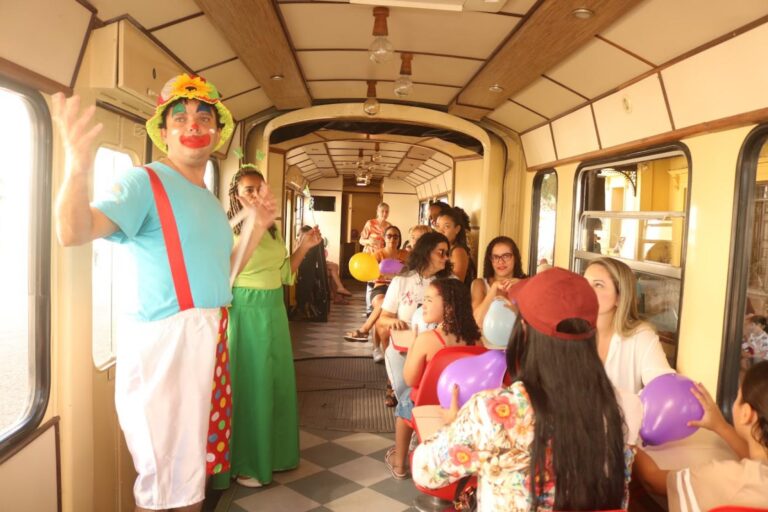 Bonde encerra programação de férias com passeio histórico e atividades educativas para crianças em Santos